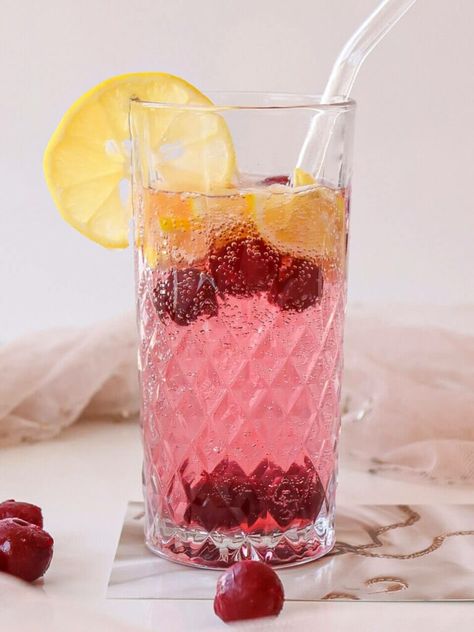 Cranberry Juice Detox Drink, Cranberry Water Recipe, Holistic Cooking, Cranberry Detox Drink, Infused Water Benefits, Cranberry Water, Cranberry Juice Detox, Lemon Infused Water, Pure Cranberry Juice