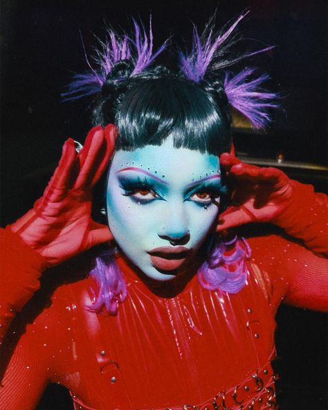 planet she/her/they/them 🪐💫⁣⁣ ⁣⁣ thank u to doja for the look inspo as always⁣⁣ legend ⁣⁣ 📸 by @judithpriestqueen⁣⁣ wig by… | Instagram Doja Cat Planet Her Outfits, Doja Cat Alien Costume, Doja Cat Planet Her Aesthetic, Doja Cat Alien Makeup, Planet Her Makeup, Doja Cat Alien, Planet Her, Alien Cosplay, Alien Makeup