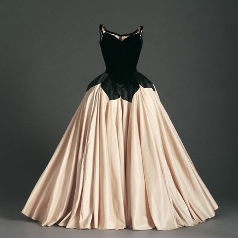 “Yes perfect, just enough room to hide a full crossbow and several throwing knives.” | 24 Fierce Gowns That Scream World Domination Charles James, Fashion 1950s, Vintage Gowns, Costume Institute, Retro Mode, Vintage Couture, Vestidos Vintage, Old Fashion, Moda Vintage