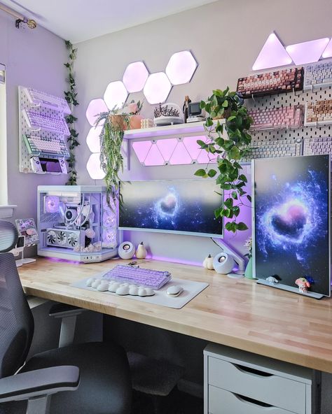 White And Purple Gaming Setup, Lilac Gaming Setup, Pastel Pc Setup, Gaming Room Purple, Purple Game Room, Purple Pc Setup, Girly Gaming Setup, Purple Gaming Setup, Living Room Gaming Setup