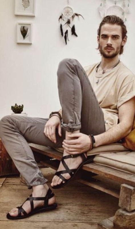 Bohemian Men, Scruffy Men, Boho Men, Best Mens Fashion, Nice Style, Men Street, Mens Casual Outfits, Mens Sandals, Mens Street Style