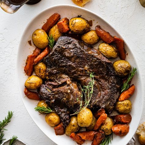 Pot Roast In The Oven, Sunday Pot Roast, Roast Gravy, Perfect Pot Roast, Roast In The Oven, Classic Pot Roast, Carrot Cake Recipe Easy, Sirloin Roast, Best Pot Roast