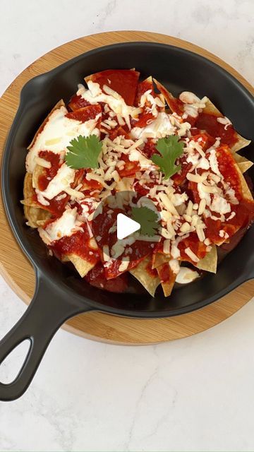 Chef Bea Lopez on Instagram: "Hoy te comparto una receta Super familiar, que no puede faltar los domingos en casa de mi mamá.  Los chilaquiles rojos, es una receta súper sencilla, pero de verdad que son únicos y deliciosos.  La salsa es súper fácil de preparar. También te comparto varios tips para que te queden de crujientes y delicioso.

Receta Completa: https://lasoleta.com/recetas-saladas/desayunos/chilaquiles-rojos/
Ingredientes
75 gramos chile guajillo
500 ml agua remojo
1/2 cebolla grande en plumas
30 ml aceite
5 gramos sal
5 gramos Consome (Zona Organikum)
c/n Tortillas de maiz
c/n Aceite para freir
c/n Queso, crema y cilantro

Modo de hacer:
Quitamos el tallo y semillas al chile y lo ponemos a remojar en agua caliente por 30 minutos. Pasado este tiempo vertemos en licuadora con la Chile Chilaquiles, Chili Chilaquiles, Chilequilles Chilaquiles Recipe Easy, How To Make Chilaquiles, How To Make Chilaquiles Rojos, Chile Guajillo, Cilantro, Chef