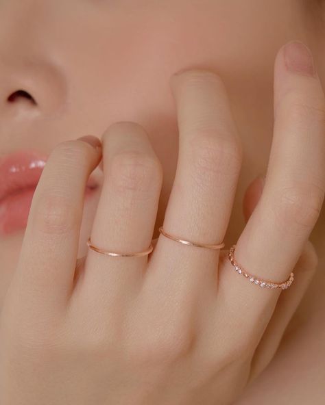 Fancy Jewelry Aesthetic, Simplistic Jewelry, Hand Jewelry Rings, Dope Jewelry Accessories, Fancy Jewelry Necklace, Pretty Jewelry Necklaces, Jewelry Accessories Ideas, Pretty Hands, Girly Accessories