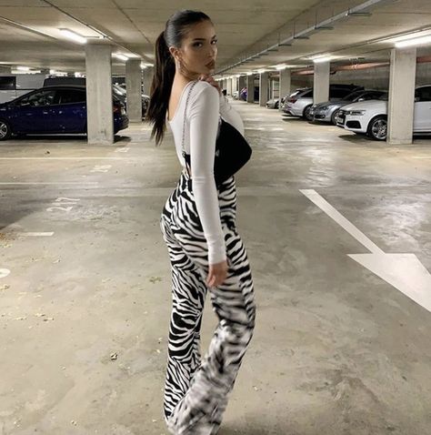 These zebra print wide leg trousers are perfect for a cut, casual streetwear look and will go with anything. Zebra Outfit, Zebra Print Pants, Flare Outfit, Zebra Pant, Striped Trousers, Striped Pant, Printed Wide Leg Pants, England Fashion, Extra Mile