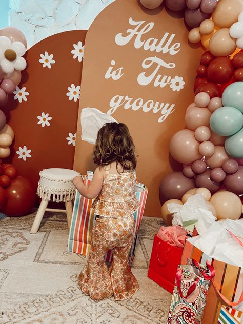 Toddler Photoshoot, Toddler Life, Girl Mom, Girl Birthday Party, Toddler Fashion, Halle, Balloon Garland, Balloon Decorations, Toddler Activities