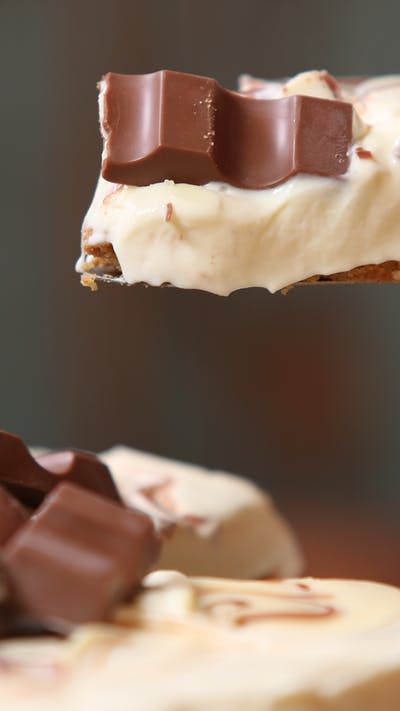 Tastemade: Kinder Cheesecake ~ Recipe Digestives Biscuit, Mongolian Recipes, Oreo Cake Pops, Holiday Pies, Double Cream, Vanilla Paste, Tasty Videos, Digestive Biscuits, Cheesecake Recipe