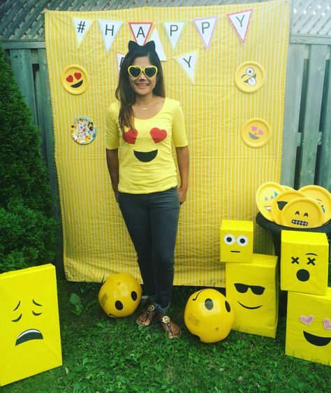 Emoji party theme Emoji Photo Booth, Emoji Ideas, Emoji Birthday Party, Emoji Party, Emoji Birthday, Emoji Photo, 9th Birthday Parties, 13th Birthday Parties, 10th Birthday Parties