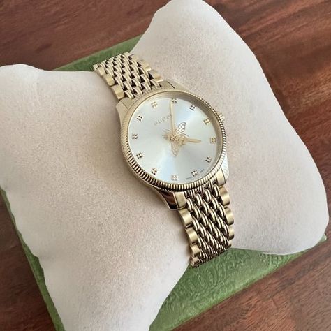 Gucci G-Timeless Women's Watch Wristwatch, 29mm, Gold Bee Motif RRP $2300 Gucci Bee Watch, Gucci Watch Women, Switzerland Style, Gucci Bee, Cute Watches, Gucci Watch, Green Box, Gold Bee, Yellow Gold Bracelet