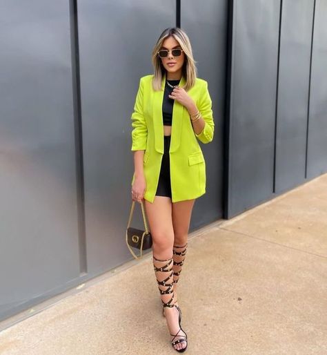 Curto Look on Instagram: "@danielipenteado" Steve Madden Sneakers Outfit, Green Blazer Outfit, Black Shorts Outfit, Blazer Verde, Blazer Outfits Casual, Miami Outfits, Neon Outfits, Verde Lima, Blazer Outfit