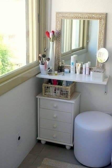 Diy Makeup Vanity Table, Diy Vanity Lights, Diy Vanity Table, Room Vanity Ideas, Small Bedroom Organization, Diy Vanity, Vanity Design, Small Space Diy, Bedroom Vanity