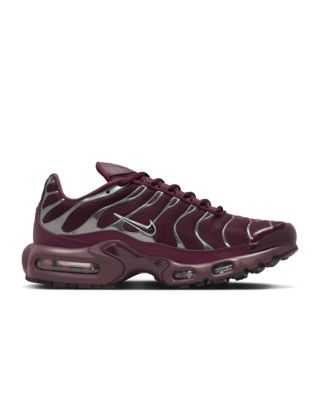 Let your attitude have the edge in the Air Max Plus. Its iconic caging adds heat to your look while airy mesh keeps you cool. And the visible cushioning lets you celebrate your defiant style in comfort. This premium version features metallic and reflective accents. Shown: Night Maroon/Dark Team Red/Metallic Silver/Black Style: HJ9743-600 Team Red, Nike Air Max Plus, Air Max Plus, Black Style, Air Max, Nike Air Max, Women's Shoes, Black Fashion, Metallic Silver