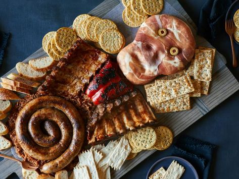 For meat lovers and the not-so-faint-of heart: This edible skeleton will likely bring a ghoulish chuckle from your guests. Halloween Dinner Recipes, Creepy Food, Recipes Halloween, Halloween Party Dinner, Meat Platter, Enjoy Your Meal, Halloween Dinner, Halloween Snacks, Halloween Food For Party