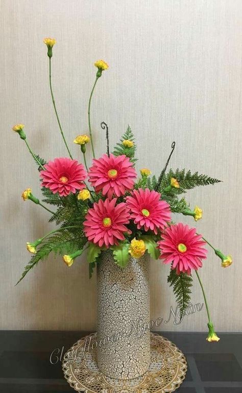 Ikebana fresh flowers arrangement Tall Vase Arrangements, Flowers Arrangements Ideas, Arreglos Ikebana, Room Decor Tips, Living Room Decor Tips, Contemporary Flower Arrangements, Orchid Flower Arrangements, Floral Art Arrangements, Tropical Floral Arrangements