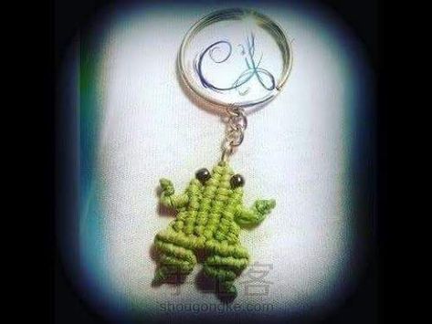 https://www.facebook.com/EscuelaDeMacrame/photos/pcb.1232230700244483/1232230276911192/?type=3  photo tutorial Macrame Frog, Owl Tutorial, Micro Macrame Tutorial, Tutorial Macramé, Simple Macrame, Makramee Diy, Macrame Owl, Mini Macrame, Rope Crafts Diy