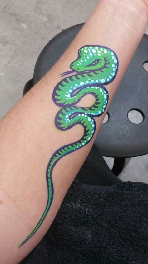 Snake face painting--arm 1 stroke split cake design Snake Face Paint, Dragon Face Painting, Snake Face, Mime Face Paint, Animal Face Paintings, Face Painting For Boys, Snake Painting, Split Cake, Cheek Art