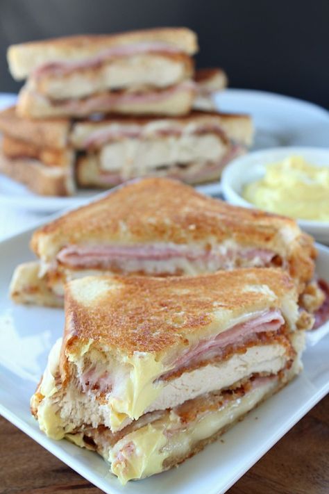 Chicken Cordon Bleu Grilled Cheese are full of delicious flavor. A perfect grilled cheese sandwich. Crispy Chicken Breast, Cheese Panini, Grill Sandwich, Bacon Grilled Cheese, Chicken Cordon, Grilled Cheese Recipes, Chicken Cordon Bleu, Grilled Sandwich, Burgers Sandwiches