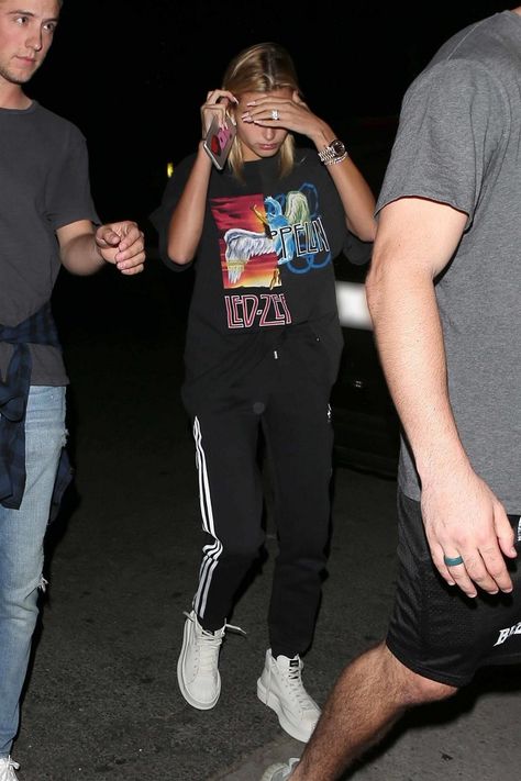 Hailey Bieber Adidas, Hailey Baldwin Street Style, Going To Church, Hailey Baldwin Style, Celebrity Trends, Eva Longoria, Hailey Baldwin, Cute Comfy Outfits, Outfit Look