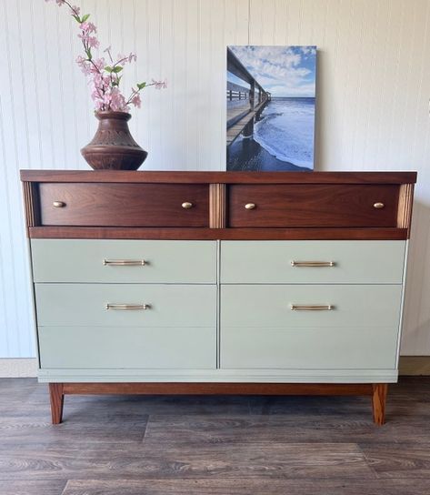 Mid Century Furniture Makeover, Mid Century Modern Dresser Makeover, Dresser Green, Furniture Remodeling, Diy Dresser Makeover, Mid Century Dresser, Dressers Makeover, Mcm Furniture, Mid Century Modern Dresser