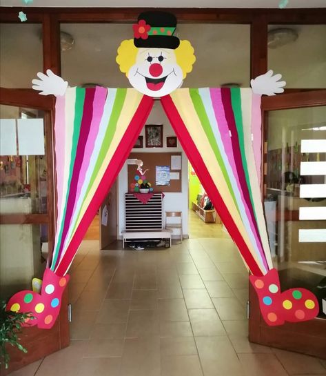 School Carnival Decorations, Circus Vbs, Carnival Classroom, Circus Classroom, Clown Crafts, Carnival Crafts, Circus Crafts, Carnival Decorations, Circus Decorations