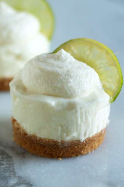 No Bake Mini Key Lime Cheesecakes are perfectly refreshing and keep your house cool without even turning on the oven OR stove! Fresh and adorably miniature, what's not to love? Lime Cheesecake No Bake, Key Lime Bites, Pies Chocolate, Desserts Lemon, No Bake Key Lime, Cupcakes Lemon, Mini Cheesecake Pan, Mini Key Lime Pies, Chocolate Tarts