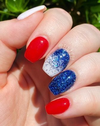 4th Of July Nail Dip Powder, Easy Short 4th Of July Nails, Dip Fourth Of July Nails, 4th Of July Nails For Short Nails, 4th Of July Dip Nail Ideas, Fourth Of July Toe Nails Simple, Patriotic Dipped Nails, 4th Of July Dip Nails Simple, 4th Of July Nails Gel Short