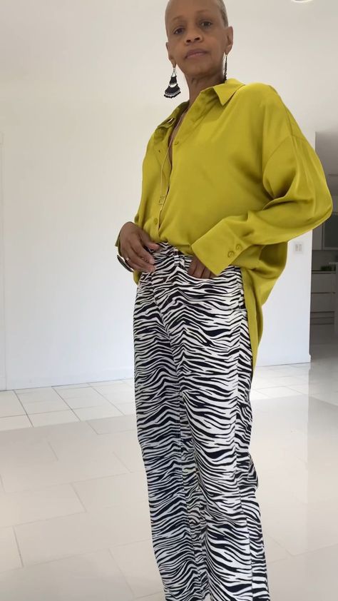 Zebra Pants Outfit, How To Style Zebra Print Pants, Zebra Print Trousers Outfit, Zebra Pants Outfit Street Styles, Zebra Print Outfits, Printed Trousers Outfit, Zebra Print Pants, Zebra Pants, Summer Zebra Print Wide Leg Bottoms