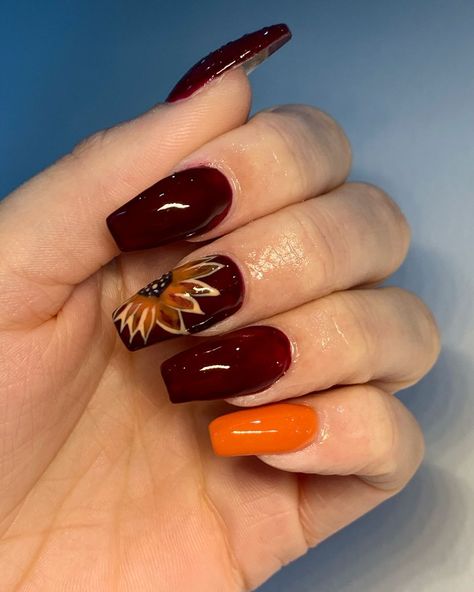 Finger Nail Designs For Fall, Autumn Sunflower Nails, Sunflower Nails Fall, Fall Sunflower Nails Design, Gel Nail Designs Autumn, Autumn Nails Colors Orange, Red Fall Nails Acrylic, Fall Floral Nail Designs, Short Autumn Nails 2023