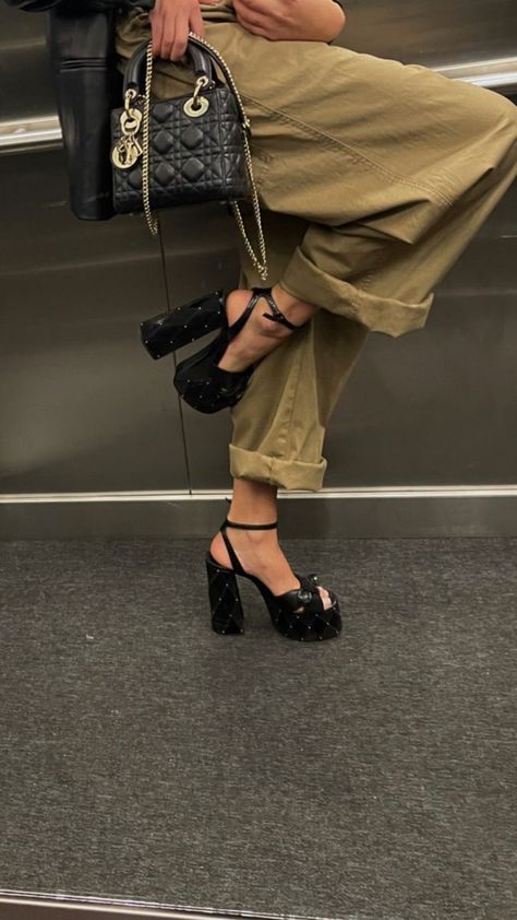 Chunky Heels Outfit Ideas, Chunky Heels Outfit Dresses, Chunky Heel Outfit, Platform Heels Outfit Ideas, Chunky Platform Heels Outfit, Platform Heels Aesthetic, Heels Outfit Ideas, Chunky Heels Outfit, Platform Heels Outfit