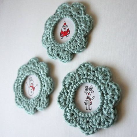 Crochet Picture Frame Pattern by JaKiGu Crochet Picture Frame, Xmas Frames, Frame Ornaments, Frame Pattern, Picture Frame Ornaments, Crochet Flowers Free Pattern, Gifts For Baby, All Free Crochet, Pattern Simple