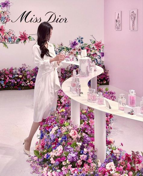 Miss Dior Theme Party, Miss Dior Inspired Party, Perfume Launch Event Ideas, Perfume Exhibition Design, Perfume Event Ideas, Miss Dior Party, Dior Theme Decor, Dior Event Decoration, Dior Decorations Decor