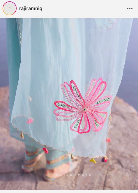 Flower Dupatta, Duppattas Designs Ideas, Dupatta Designs, Saree Painting Designs, Hand Painted Dress, Fabric Painting On Clothes, Hand Embroidery Dress, Hand Painted Scarves, Kurti Embroidery Design