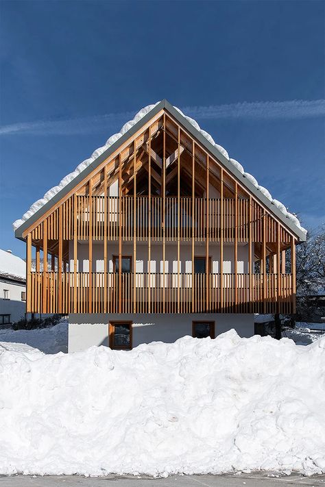 raketa d.o.o. reinterprets traditional 'gank' balcony in alpine slovenian dwelling White Siding Exterior, Long Balcony, Alpine Architecture, Window Place, Swedish Architecture, Alpine House, Wooden Cladding, German Houses, Wood Facade