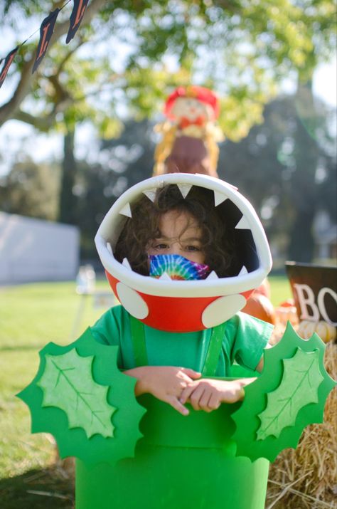 Unique Mario Costumes, Piranha Plant Costume Diy, Piranha Plant Costume, Plant Costume, Mario Bros Costume, Mario Video Game, Mario Costume, Piranha Plant, Spooky Costumes