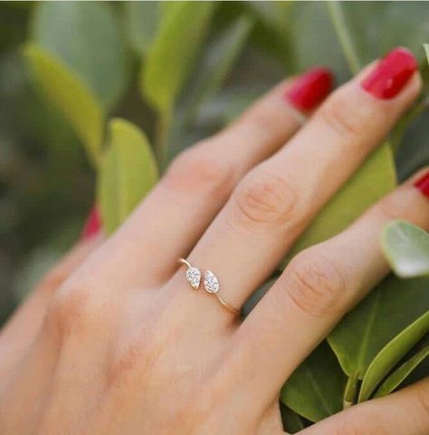 Rings Designs For Women, Simple Ring Design, Hand Jewelry Rings, Gold Rings For Women, Engagement Ring Gold, Gold Finger Rings, Gold Earrings Models, Rings Ideas, Fancy Jewelry Necklace