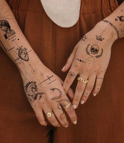 Cute Finger Tattoos With Meaning, Tatoos Hands Woman, Tattoo Manos Mujer, Aesthetic Hand Tattoo, 2 Hands Tattoo, Little Hand Tattoos, Tattoo Of Hands, Hand Tattoo Women, Hands Tattoo Design