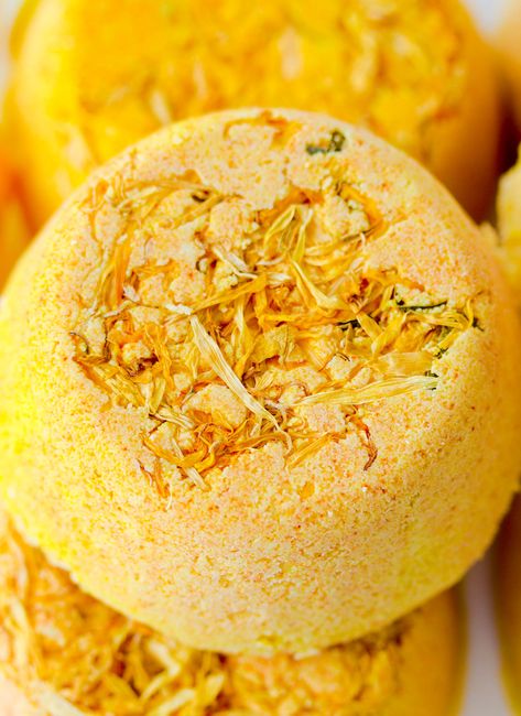 Turmeric Bathbombs - Savvy Naturalista Turmeric Bath, Diy Toiletries, Himalayan Salt Bath, Diy Sale, Salt Bath, Diy Hanging Shelves, Mason Jar Projects, Pretty Orange, Diy Wall Shelves