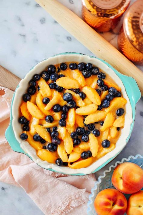 Blueberry Peach Pie, Peach Blueberry Pie, Peach Crumble Pie, Peach Pie Recipes, Peach Pie Filling, Summer Pie, Peach Blueberry, Blueberry Pie Filling, Almond Crusted