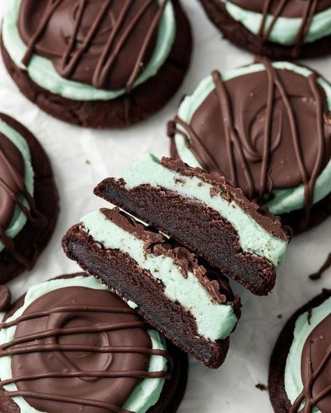 Mint Cream Biscuits, Snacks For Groups, Chocolate Mint Recipes, Organic Baking Recipes, Mint Cookies Recipe, Mint Chocolate Cookies, Mint Dessert, Cookie Holiday, Mint Frosting