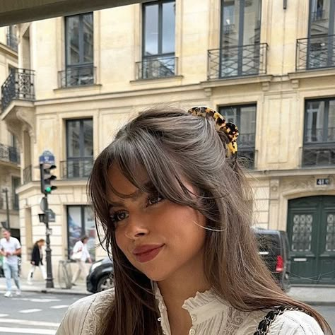 JODIE LA PETITE FRENCHIE on Instagram: "Say hi to le retour de la frange 🤎" Layer Bangs Haircut, People With Bangs, 90s Bangs Hairstyles, Glasses With Bangs, Small Bangs Hair, Wispy French Bangs, French Bangs Round Face, French Fringe Bangs, Bangs Outfit