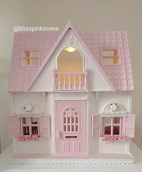 Calico Critter House Makeover, Sylvanian Families House Ideas, Sylvanian Families House Decoration, Calico Critter House Diy, Diy Sylvanian House, Coquette Bloxburg House, Calico Critter House, Sylvanian Families Diy, Calico Critters Aesthetic