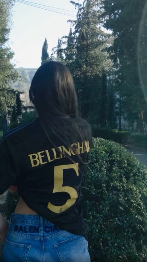 #fanfiction Jude Bellingham Girlfriend Aesthetic, Bellingham Girlfriend, Real Madrid Girl, Bellingham Jersey, Madrid Girl, Madrid Outfits, Soccer Girlfriend, Football Dress, Real Madrid Shirt