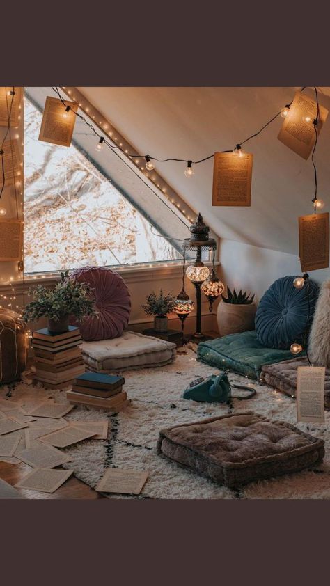 Attic Living Room Ideas Small Spaces, Boho Gamer Room, Boho Attic Bedroom, Attic Ideas Hangout, Attic Lounge Ideas, Bedroom Apartment Aesthetic, Attic Aesthetic, Attic Living Room Ideas, Attic Hangout