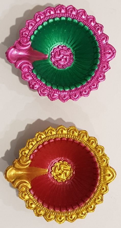 Diya Colouring, Diy Diyas, Diy Diwali Lanterns, Dairy Writing, Diwali Items, Mandir Decor, Diwali Crafts, Diwali Diyas, Diwali Ideas