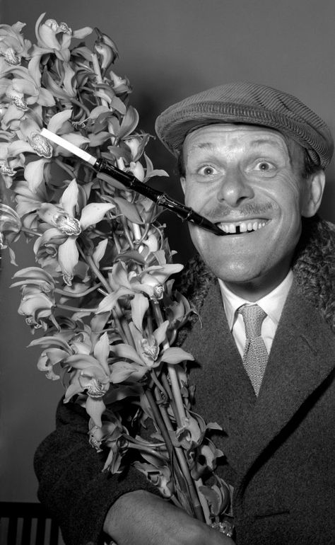 Terry-Thomas, Jimmy Tarbuck And The Diamond Cigarette Holder Heist - Flashbak Terry Thomas, Sartorial Style, Photo Greeting Cards, National Photography, Greetings Card, Digital Wallpaper, Art Reproductions, Photographic Prints, Photo Gifts