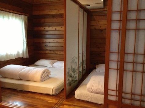 Japanese Hut, Japanese Log Cabin, Japanese Cabin, Japanese Cottage, Tv Corner, Future Decor, House Additions, Cottage Interior Design, Bamboo Building