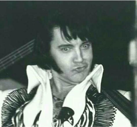 LOL....this pic made me smile. Elvis had a silly sense of humour.  Always loved to hear his laugh too. 😀👄❤💋💙💚💛💜💓💕💖💗💘💝💞💟 Elvis Presley 1977, Elvis Jumpsuits, Elvis Presley Music, Elvis Presley Images, Elvis Presley Pictures, Elvis Presley Photos, Priscilla Presley, Lisa Marie Presley, Austin Butler