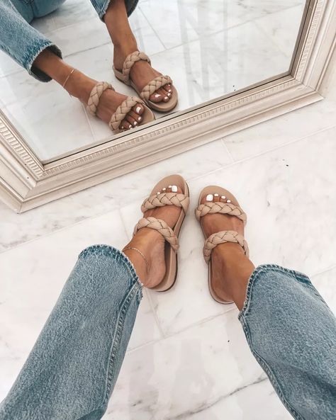 Sandles Outfit, Birkenstock Sandals Outfit, Sandals Design, Trending Womens Shoes, Beige Sandals, Chic Heels, Trendy Sandals, Sandals Outfit, Braided Sandals