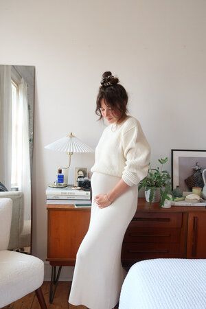 Lauren Akins Pregnant, Sophisticated Maternity Outfits, Paris Maternity Outfits, Flowy Chic Outfits, Parisian Style Pregnant, Dakota Johnson Pregnant, Maternity Inspiration Outfits, Timeless Maternity Outfits, Pregnant Wedding Guest Outfit Winter