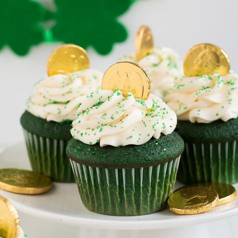 Get in the St. Patrick's Day Spirit with these yummy Green Velvet St. Patrick's Day Cupcakes topped with Cream Cheese Frosting. Green Velvet Cupcakes, Cupcakes Green, Irish Cream Cake, St Patrick Day Snacks, Fete Saint Patrick, Green Cupcakes, St Patrick Day Treats, Mint Oreo, Cupcakes With Cream Cheese Frosting